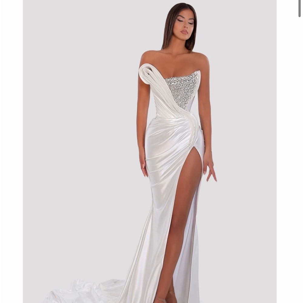 Elegant White Strapless Gown with Crystal